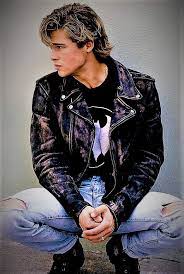 Young Brad Pitt In Classic Leather And Levis Foto Di Celebrita Celebrita Maschili Celebrita