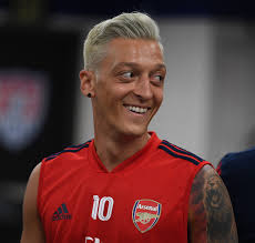 Sedyeyle oyundan çıkan mesut özil, yerini i̇rfan can kahveci'ye bıraktı. Mesut Ozil Shows Off New Blond Hairdo But Arsenal Fans Reckon They Still Won T Notice Him In Big Games
