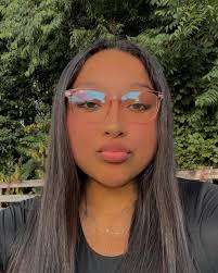 hey hey !! 🌞 my name is eden willis and i'm from chicago! i'm so excited  for the time at liberty this fall…so soon !! i love meeting new people,  listening to