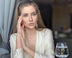 Fetița în vârstă de 11 ani este considerat cel mai hot copil influencer. Iulia Albu È™i A Inscris Fiica La O È™coalÄƒ De Stat De Ce A Fost DatÄƒ AfarÄƒ Vedeta Din Grupurile Cu MÄƒmici