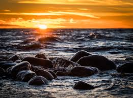 Kita berpijak pada dua biduk yang berbeda di lautan yang sama. Wow 30 Gambar Pemandangan Laut Senja Gambar Pemandangan Keren