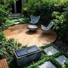 Variation Of A Floating Round Deck Contrast To The Square Concrete Pavers Note The Water Feat In 2020 Small Courtyard Gardens Backyard Seating Area Modern Backyard