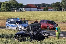 W potwornym zderzeniu samochodu osobowego i ciężarówki zginęło pięć osób, w tym troje dzieci. 5f66yobtqux Hm