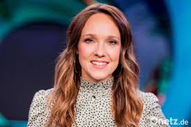 Check out featured articles and pictures of carolin kebekus born: Carolin Kebekus Ist Erster Rategast Bei The Masked Singer Onetz