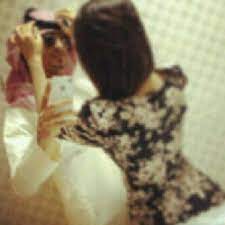 دلـوعة الـشيبان والـبيـت كـله بنت الترف ام الغنج ولـ كـاعه تـوثـمت بي دون مـذهب وملـه بسم الولع عطر الدلع والمياعه muslim couples arab swag cute couples