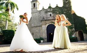 Ein guide für den hochzeitsgast 2019 (valentino frühjahr/sommer 2019). Lustige Hochzeitsbrauche Weltweit Woman At