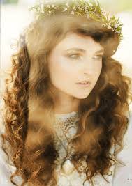 Noiva de cabelos cacheados