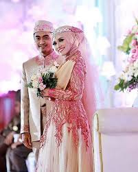 Umumnya banyak pria yang malu untuk menggunakan baju couple. Bride Rose Gold Wedding Dress Muslimah Addicfashion