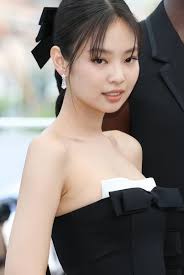 Jinie and Kookie's attractiveness in BTS and Le Sserafim context