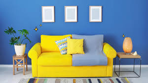 Aksesoris dinding bermotif garis horizontal dengan warna kuning untuk ruang tamu yang bagus sangat cocok untuk menghidupkan kesan cerah dan ceria. Lebaran Sebentar Lagi Percantik Rumah Dengan 5 Warna Cat Ini Orami