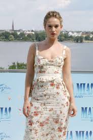 Lily james was born lily chloe ninette thomson in esher, surrey, to ninette (mantle), an actress, and jamie thomson, an actor and musician. Lily James Mamma Mia Here We Go Again Photocall In Hamburg Gotceleb