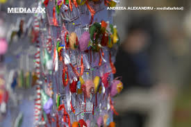 În ziua de 1 martie, românii celebrează sărbătoarea mărţişorului, triumful primăverii asupra iernii, obiectul cu şnur alb şi roşu fiind un simbol al reînnoirii timpului şi al renaşterii naturii. De 1 Martie Romania SalutÄ Venirea PrimÄverii Cu Un MÄrÅ£isor Snurul Alb Rosu Un Simbol Cu SemnificaÅ£ii Aparte Pentru Romani