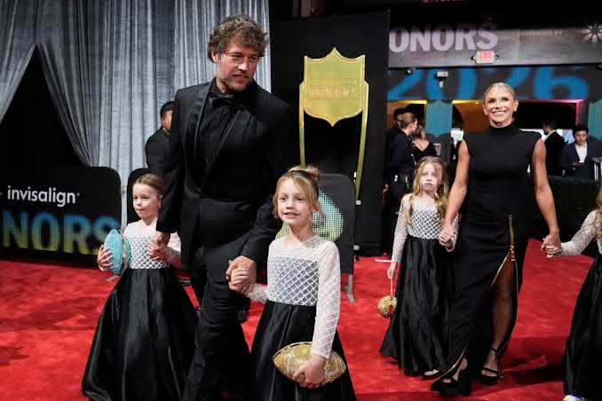 Rams QB Matthew Stafford receives NFL MVP honor alongside 4 daughters - ABC  News