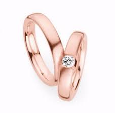 El oro rosa obtiene su color de la mezcla de oro puro dorado con cobre y una pequeña cantidad de plata. Alianzas Oro Rosa Con Brillante Joyeria Artesanal Online