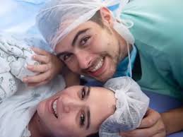 Tatá Werneck e Rafael Vitti comemoram a chegada da primeira filha