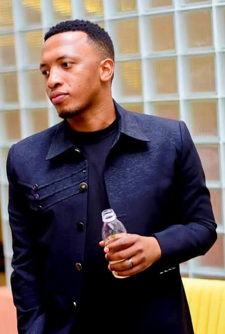 Dumi Mkokstad is one of the most successful artists in Mzansi. Check out his Age, Songs, Wife, Children, Career and Lifestyle 👏🏾❤️🇿🇦 See here: https://thekasiboy.co.za/dumi-mkokstad-biography-age-son