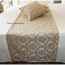 I runner si caratterizzano come tovaglie strette e lunghe da posizionare come segna posto su tavoli da cucina di forma quadrata o rettangolare. Runner Da Letto Eleganti Hotel