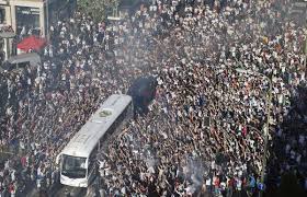 The players received an unbelievable welcome from the fans as they arrived at the bernabéu on wednesday. Footy On Twitter Chelsea S Title Parade Vs Real Madrid Fans Waiting For The Team Bus Http T Co Jc8pkzw0af