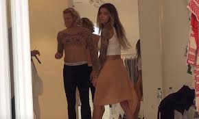 Alman oyuncu sophia thomalla ile ilişkisi olduğu bilinen karius, mykonos'ta kimliği bilinmeyen bu. O Loris Karius Pshfise Mykono Kai Oi Gynaikes Trela8hkan Me To Swma Toy Photos Video Gossip Tv Gr