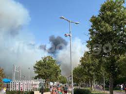 Due squadre dei vigili del fuoco di pescara sono intervenute per spegnere le fiamme con 7 mezzi e sono riuscite a circoscrivere il rogo limitando i danni. Y5xzwvfrk7xrkm