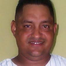 El pelo mojado es mucho más fácil de cortar que el pelo seco, así que asegúrate de lavártelo con champú y acondicionador antes. Henry Sierralta Henrysierralta Twitter