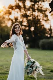 Bellas hochzeitskleid in twilight 4 ist ein echter traum mit verführerischem rückenausschnitt. Vertraumtes Boho Hochzeitskleid Auf Der Wiese Mit Trockenblumen Schleifenfanger