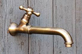 Kaufen sie 25 unserer beliebtesten und preiswertesten. Wasserhahn Mit Kreuzgriff Lang Von Replicata Messing Patiniert Replikate Wasserhahn Garten Wasserhahn Wasser