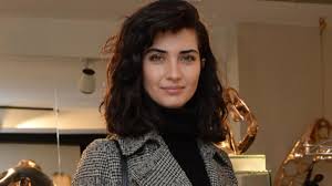 Güzel oyuncu tuba büyüküstün'le firari sevgilisi umut evirgen'in büyük aşkında kriz çıktı. Tuba Buyukustun Kimdir Kac Yasinda Aslen Nereli