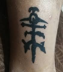 Por motivos legales fue imposible reutilizar el nombre caifanes en el nuevo proyecto, así que se eligió jaguares en su lugar. Armando Saldana Torr Twitterissa El Segundo Tatuaje Que Me Hago El Signo Del Cazador Logo De Una Banda Llamada Jaguares En Honor A Uno De Mis Mas Grandes Idolos Saulhernandeze Https T Co V0mhpbwuzh