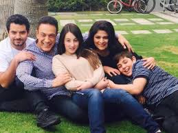 Victoria tampoco pudo evitar que los reporteros le preguntaran sobre el comentario que eugenio hizo en el reality ante la petición de josé eduardo, quien en tono simpático pidió a su papá que se comunicara con su madre si se moría, pues estaba a punto de realizar un deporte extremo, a lo que. Victoria Ruffo Presume A Sus Otros Hijos Ademas De Jose Eduardo Derbez Fotos La Verdad Noticias