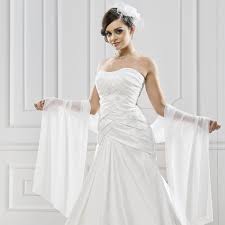 Conseils comment nouer porter attacher, nouermettre une étole de mariage pour mariée d'une cérémonie pour invitée cérémonie. Etole De Mariee Blanc Ivoire Noir Aurelia Instant Precieux