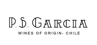 P S Garcia Vinos De Origen Chile Hermosa mujer de mediana edad de aspecto amistoso con una sonrisa sincera, que expresa gratitud, se siente agradecida, muestra su corazón lleno de amor, manteniendo las manos en el pecho. p s garcia vinos de origen chile