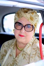 Những bà già thời trang son đỏ má hồng