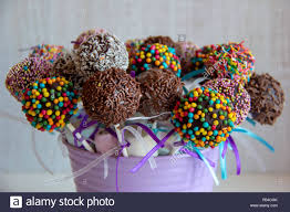 Farbige Susse Kuchen Sussigkeiten Knallt Schokoriegel Und Popcakes Catering Konzept Fur Geburtstag Hochzeit Und Andere Urlaub Feier Stockfotografie Alamy