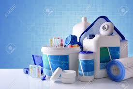 Produits De Nettoyage Chimiques Pour L Eau De Piscine Sur La Table Blanche Et Le Fond De La Mosaique Bleue Composition Horizontale Vue De Face Banque D Images Et Photos Libres De Droits Image