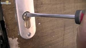 Ouvrir Une Serrure Cassee 06 25 46 70 89 Www Artisan Serrurie Pas Cher Com Youtube Cle Cassee Dans Serrure Serrure Comment Ouvrir Une Porte