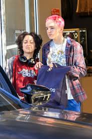 Hija de Jennifer López tiene novio? Emme llegó de la mano de un joven a la  premiere de su mamá