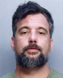 INDIGNANTE! Hombre de Miami-Dade arrestado por brutal abuso infantil  Zachary Pérez, de 42 años, fue arrestado este fin de semana en el suroeste  de Miami-Dade tras ser acusado de golpear violentamente a