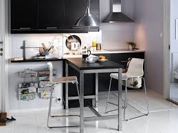 Pengulangan bentuk yang tidak simetris membawa kesan pergerakan tersendiri pada area dapur ini. 7 Hal Yang Sering Kelupaan Di Desain Dapur Minimalis Masa Kini