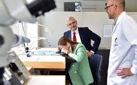 Liviu dragnea a devenit și el ținta ironiilor pe net, după imaginea postată de iubita sa, irina tănase. Iubita Lui Dragnea A Postat Pe Instagram Poze In Care Apare AlÄƒturi De Liderul Psd La O FabricÄƒ De Ceasuri Din ElveÈ›ia