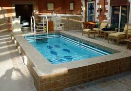 Kami melayani jasa pembuatan kolam renang, renovasi kolam renang dan perawatan kolam renang, dan jual alat kolam renang. Kolam Renang Minimalis Modern Eksterior Rumah 2180