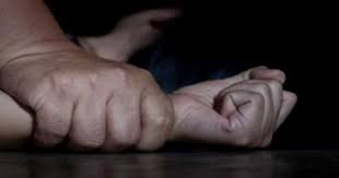 اختطاف طفلة في العراق واغتصابها وتقطيع جسدها من أقاربها تفاصيل صادمة Holding Hands Hands