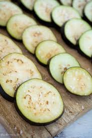 1.spălați și tăiați vinetele cubulețe. Vinete La Borcan Pentru IarnÄƒ In Sos De RoÈ™ii Usturoi È™i Busuioc Bucate Aromate