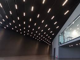 Bei lichtdecken spricht man von einer hinterleuchtung der spanndecke, da die lichtquellen zwischen originaldecke und der als lichtquelle werden bei der lichtdecke vorzugsweise led lampen verwendet, da diese eine geringere wärmestrahlung mit sich bringen. Lichtdecken Licht Leuchten Baunetz Wissen