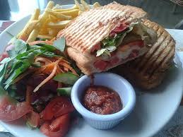 İşte ayvalık tostu tarifi… hem evdeki malzemeleri değerlendirmek hem de çabuk hazırlanan lezzetli ve doyurucu bir yiyecek olan tost evlerimizin vazgeçilmezidir. File Ayvalik Tost Jpg Wikimedia Commons