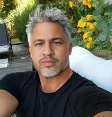 Mencionou você Oi moça!!!❤️🌹 Boa noite 😘 Olhei suas fotos no Instagram,  nossa 🫶🏻 Com todo respeito, você é muito bonita!!!😍 👤 Mencionou você  🫶🏼❤️ Você e solteira? 🟢 @maycon.ez está online😉