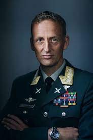 Compulsory for females born in 2000 or later. Ny Forsvarssjef Til Avtroppende Bravo Zulu Aldrimer No