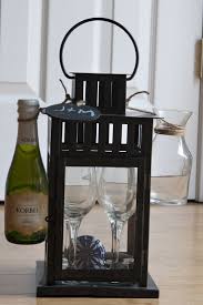 Tolles Housewarming Geschenk Laterne Aus Ikea Kleine Weinglaser Und Dekanter Diy Hjemmela Geschenke Zur Einweihung Geschenke Einweihungsparty Geschenke