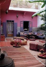 Orientalische Terrassengestaltung Mit Wandfarbe Pink Lilafarbigen Fensterladen Teppichen Und Sitzk Leben Unter Freiem Himmel Terrassengestaltung Orientalisch