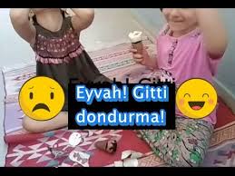 Dondurma Yiyen Kediler Dondurmasi Yere Dusen Cocuk Balkonda Dondurma Key 2020 Kedi Balkon Cocuk